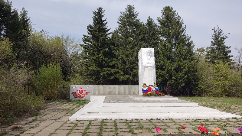 Памятник погибшим в ВОВ Скорбящая мать.